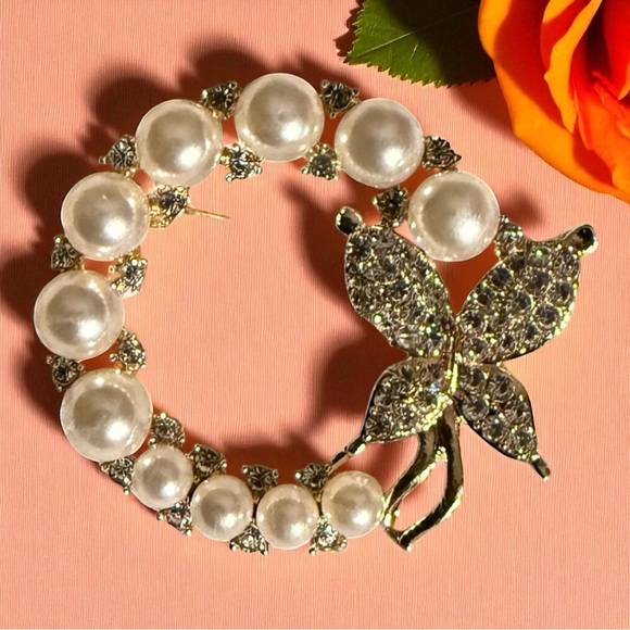 Elegant Butterfly Brooch NWOT - Picture 1 of 2
